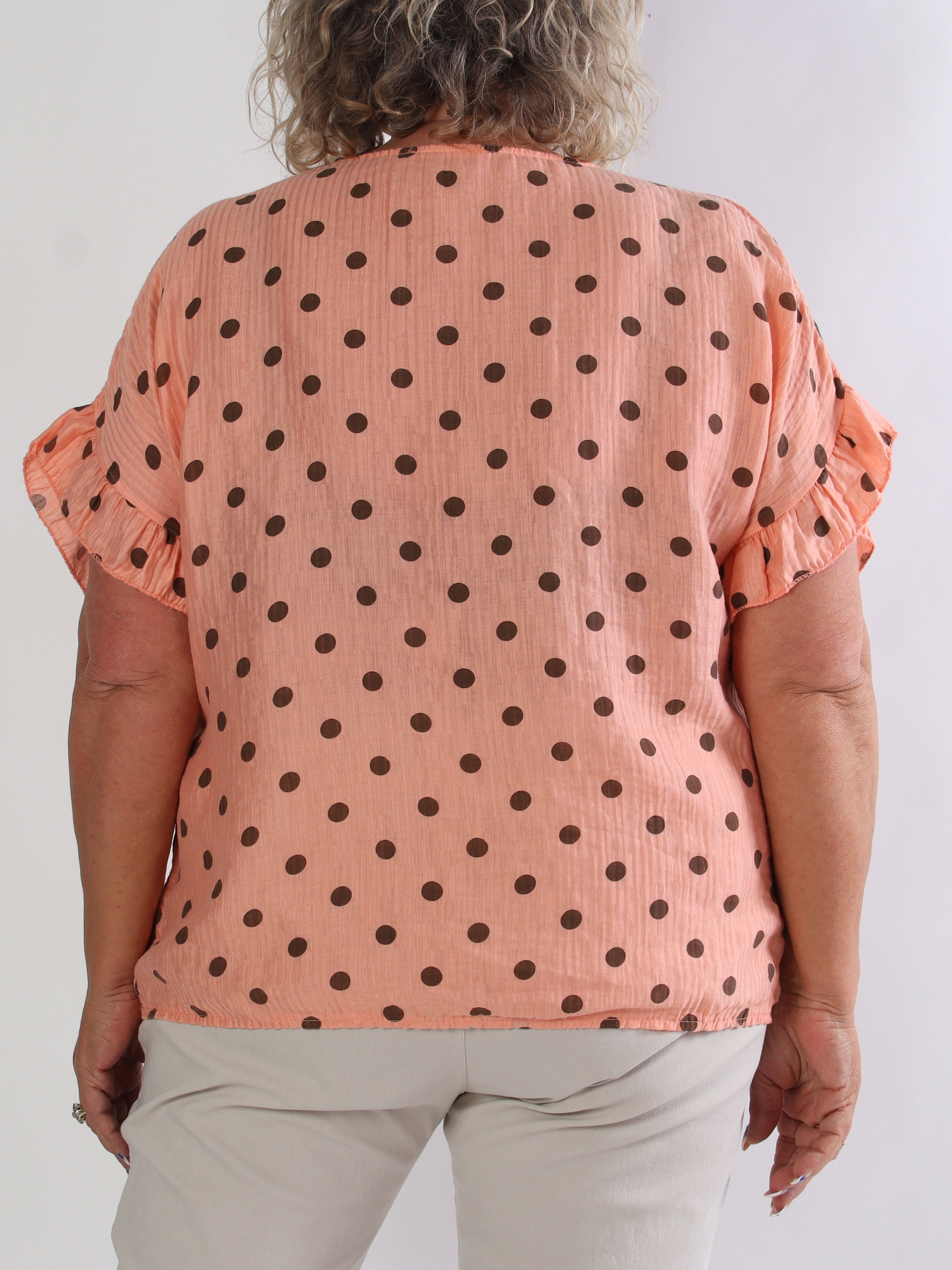 Poline - Prikket plus size tunika i åndbar lyocell stof med flæsekant på ærmerne